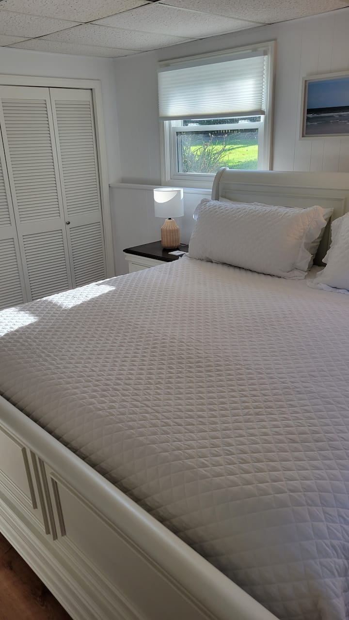 ห้องนอนเตียงคิงไซส์ชั้นล่าง