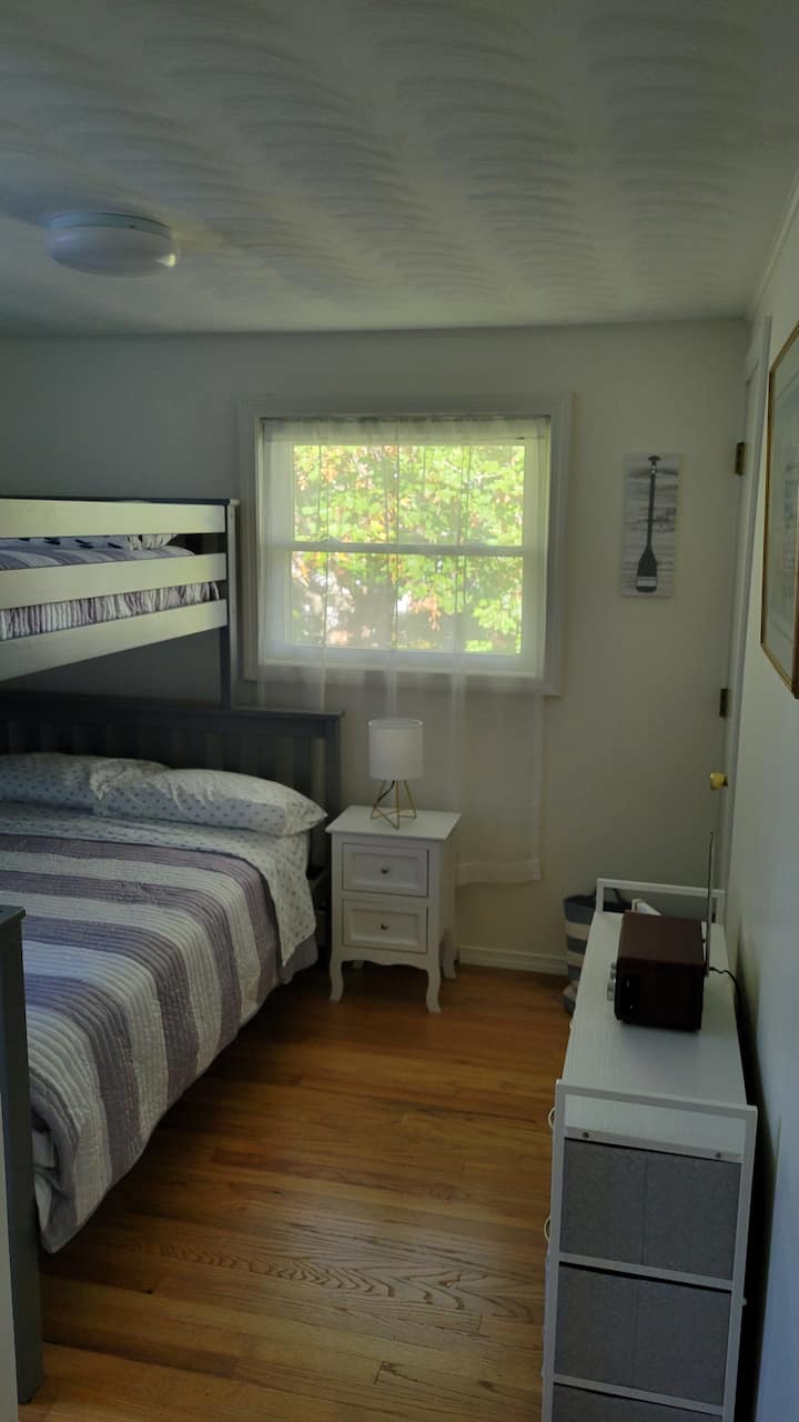 ห้องสองชั้นพร้อมเตียงสองชั้นเต็มรูปแบบและเตียงแฝด