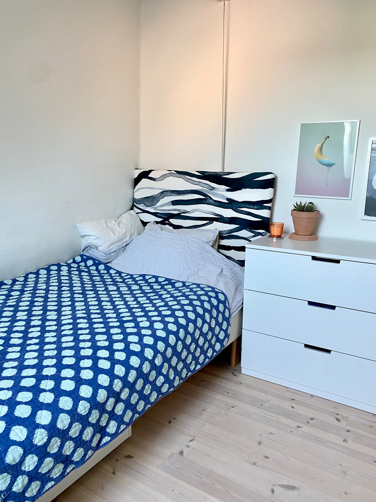 בחדר אחד בקומה השלישית יש 120 מיטות ושולחן כתיבה.