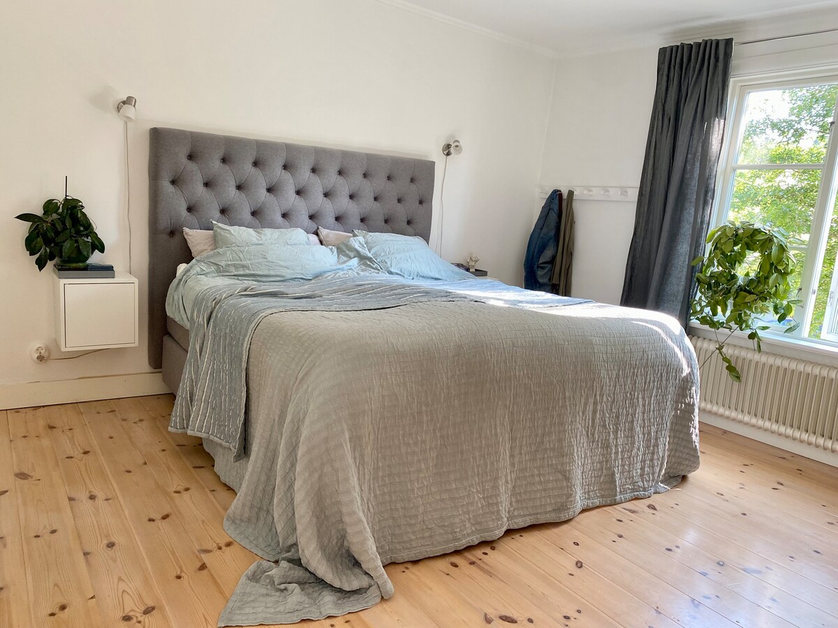 חדר שינה נינוח עם מיטה מקסימה של 180 מיטות.