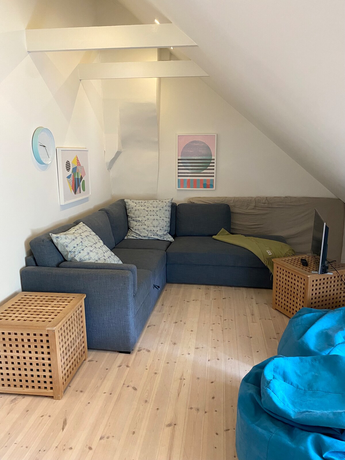 סלון בקומה השלישית עם ספה נפתחת בגודל 140 ס"מ.