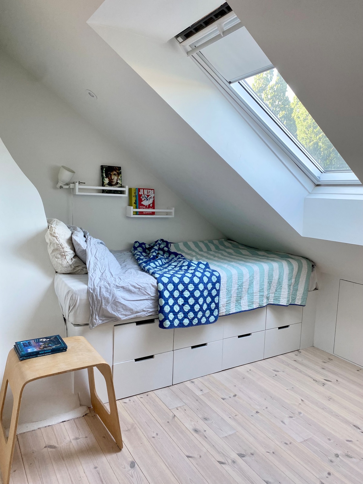 בחדר 2 בקומה השלישית יש 90 מיטות ושולחן כתיבה קטן.