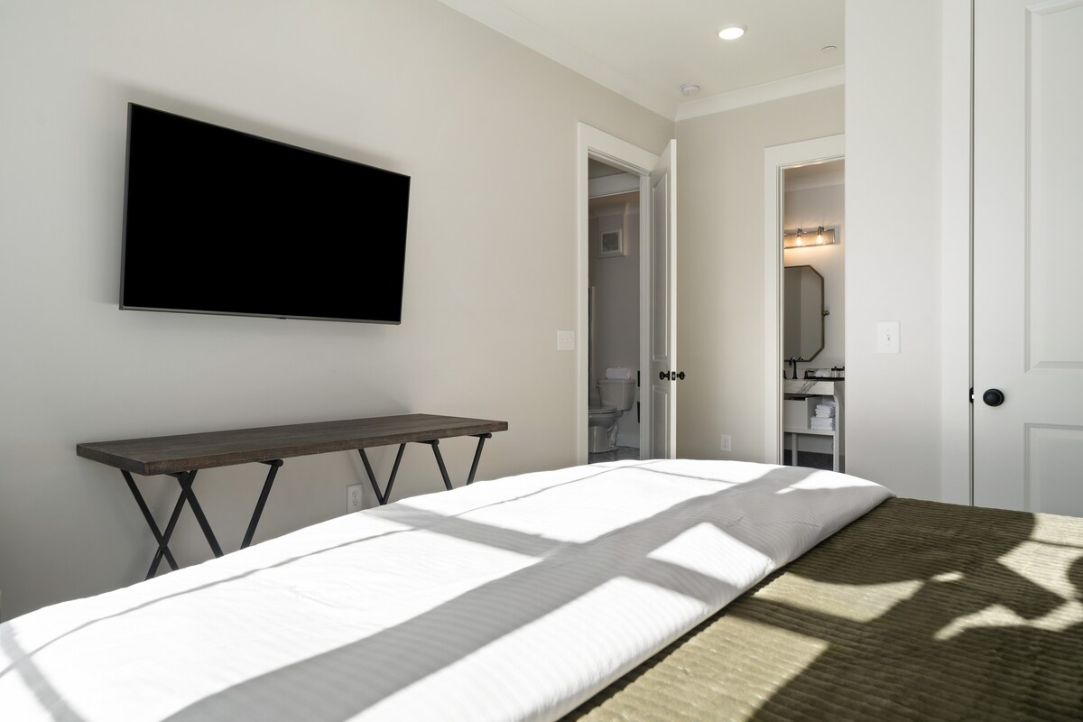 Waterfront Main Level - 2 Bedroom Suite - Bed and breakfasts for Rent in  Helena, Alabama, United States - Airbnb