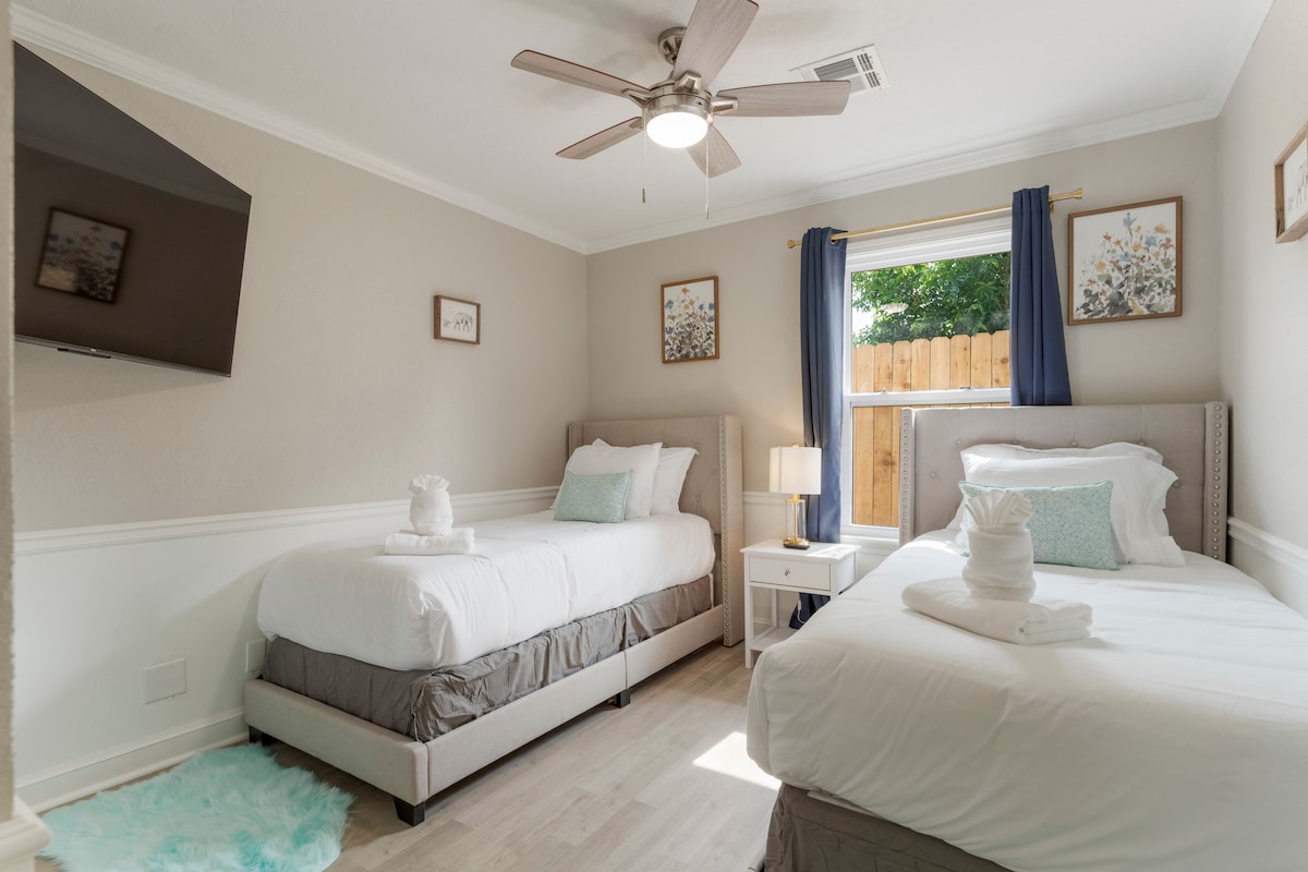 Spavaća soba 5 s dva kreveta za jednu osobu i Roku TV-om