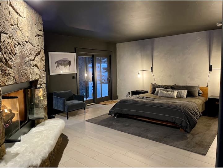 غرفة نوم منخفضة المستوى. خاصة جدًا. جيد للمجموعات التي تحتاج إلى غرفة نوم في الطابق الأرضي:) 