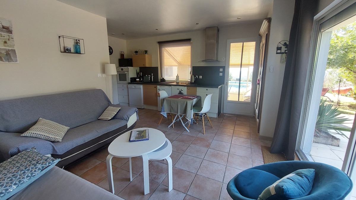 ห้องนั่งเล่นสว่างมาก