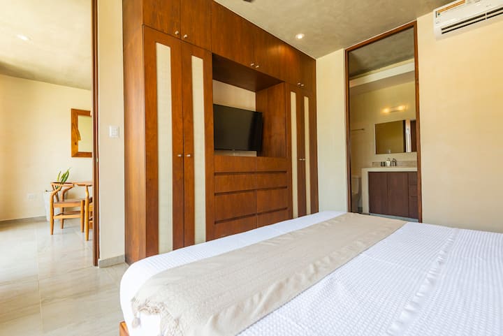 ห้องนอนตกแต่งด้วยเตียงขนาดคิงไซส์ที่สะดวกสบายและมีห้องน้ำในตัวโดยตรง