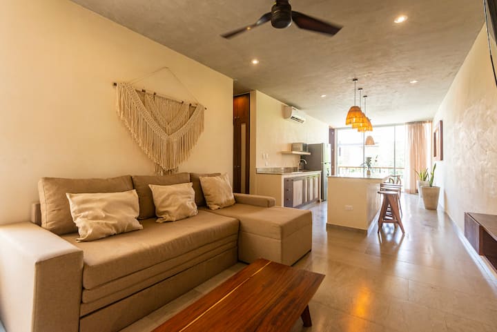 ห้องนั่งเล่นตกแต่งด้วยโซฟาเบดที่สะดวกสบายและกว้างขวางซึ่งสามารถนอนเพิ่มได้ 2 คนหากจำเป็น