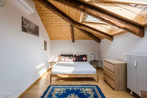 Liberty House: Close to bus/train stops for Turin