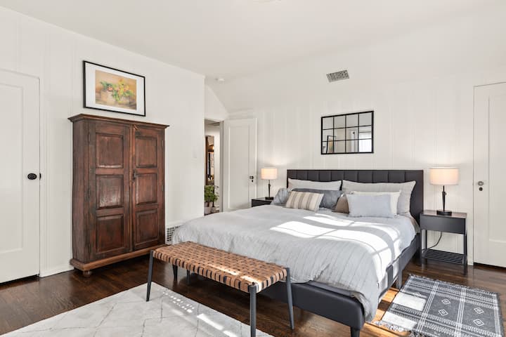 Основната ви стая с двойно легло California King и свежо меко спално бельо със затъмнени завеси.