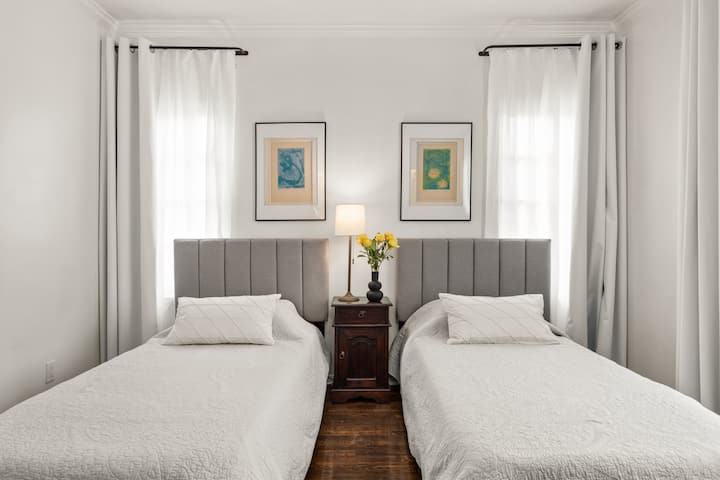 Спалня за гости с 2 единични легла XL, които при поискване могат да се превърнат в легло тип Кинг.