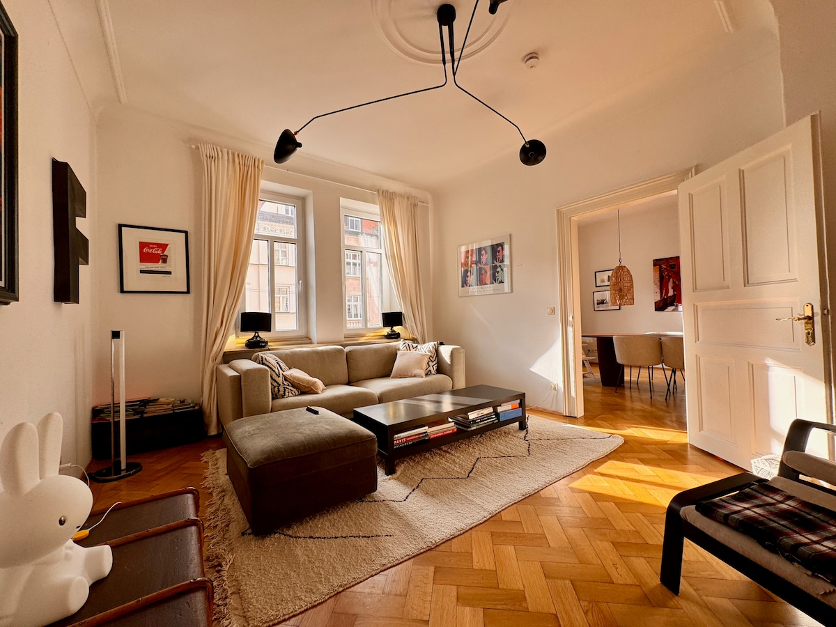 Top performing Airbnb: 100 sqm apartment Munich Schwabing in Münchener Freiheit