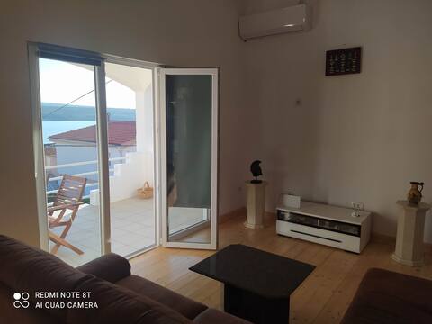 Top Airbnb: Beach apartment with water view in Grad Obrovac