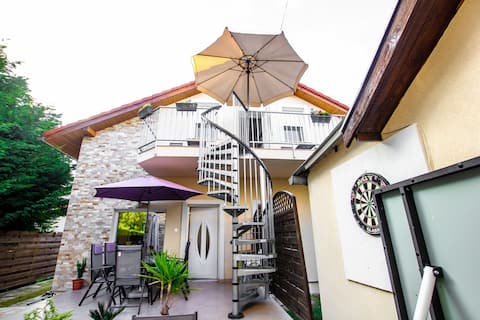 Luxurious Semi-Detached House including three apt