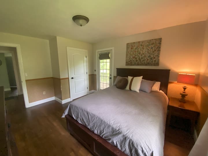 غرفة النوم الثانية (سرير بمقاس كبير) - لديها إمكانية الوصول إلى الشرفة الخلفية الكبيرة