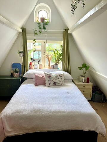 Stunning Canalside Apartment gallery image 3