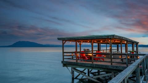 Beautiful lake house w/ stunning sunset views!