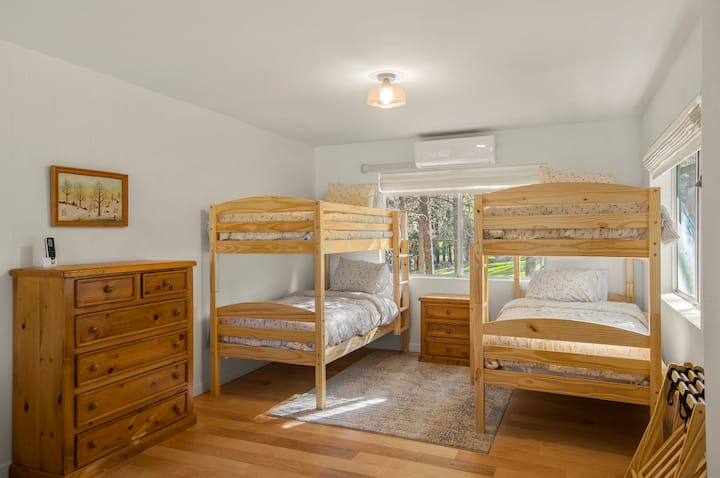 Kreveti na kat u potkrovlju obično su namijenjeni djeci i možda nisu prikladni za odrasle.   