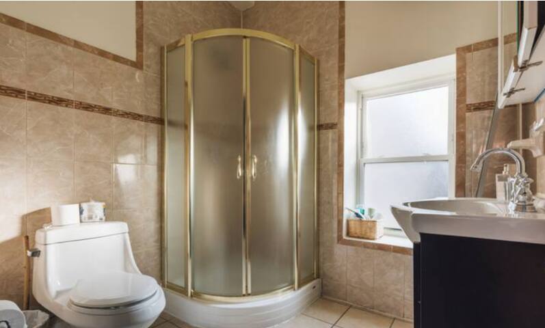 Spacious Duplex, 2BR & 2BTH East Village 9+ Guests gallery image 3