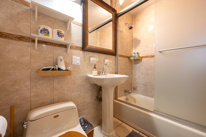 Spacious Duplex, 2BR & 2BTH East Village 9+ Guests gallery image 4