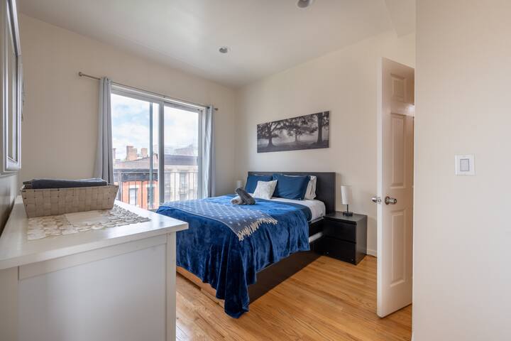 Spacious Duplex, 2BR & 2BTH East Village 9+ Guests gallery image 5