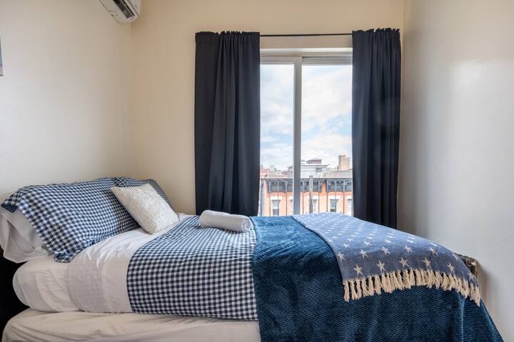 Spacious Duplex, 2BR & 2BTH East Village 9+ Guests gallery image 2