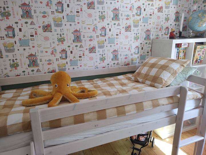 La cama grande es de tamaño completo (90*200) y tiene un colchón adecuado y cómodo incluso para que los adultos duerman. 