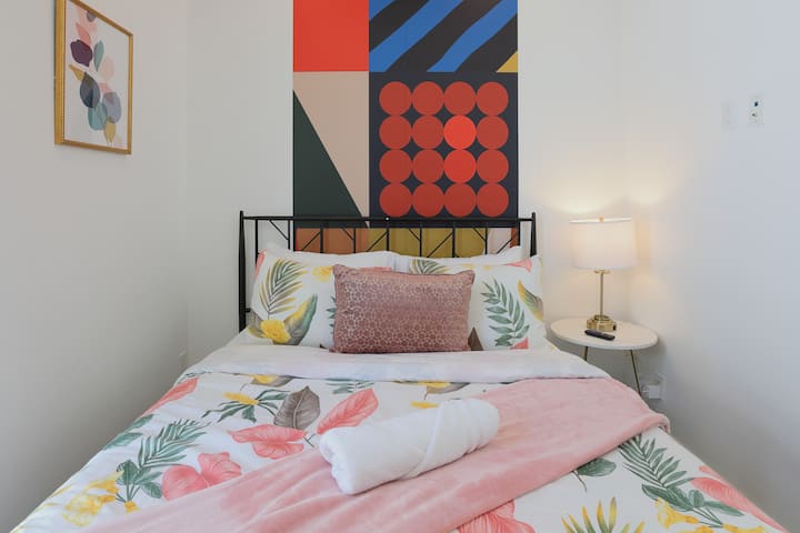 Détendez-vous dans cette chambre accueillante, conçue pour le confort et le style.