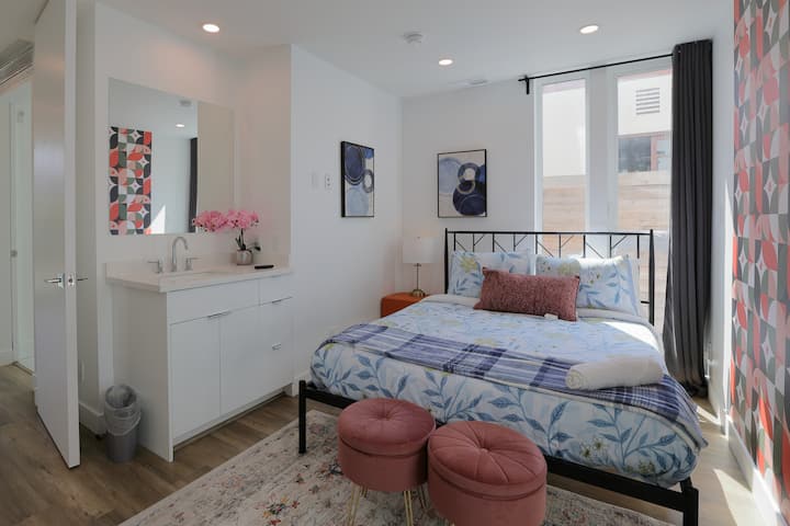 Détendez-vous dans cette chambre confortable avec un lit queen size, un lavabo pratique et une télévision pour un mélange parfait de commodité et de confort.