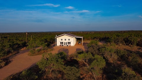 Gorgeous, secluded escape near River + Game room!
