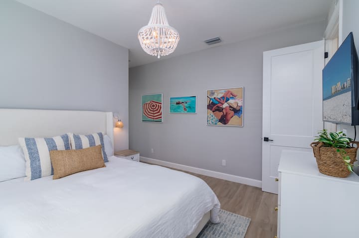 Second bedroom with en suite/cabana bathroom