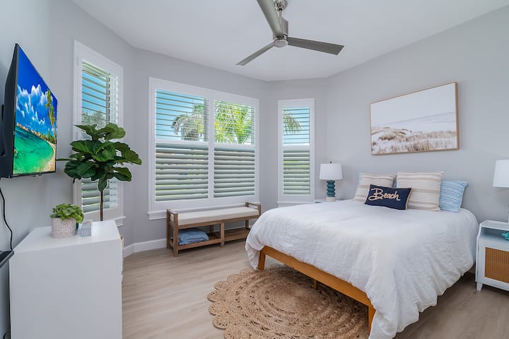 Third bedroom with Full-size mattress.
