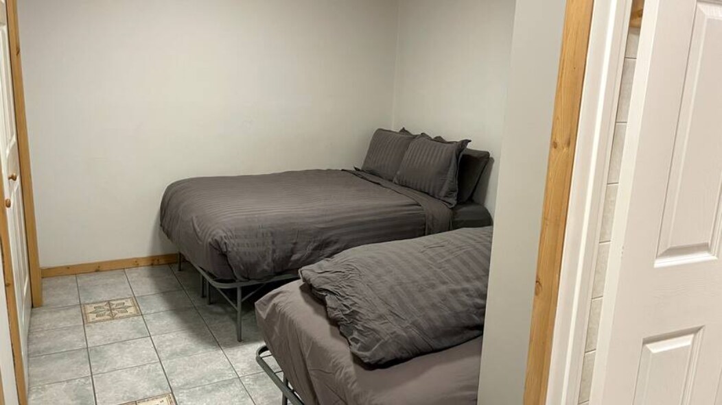 غرفة نوم ثانية بسرير مزدوج وسرير مزدوج - مدخل الحمام