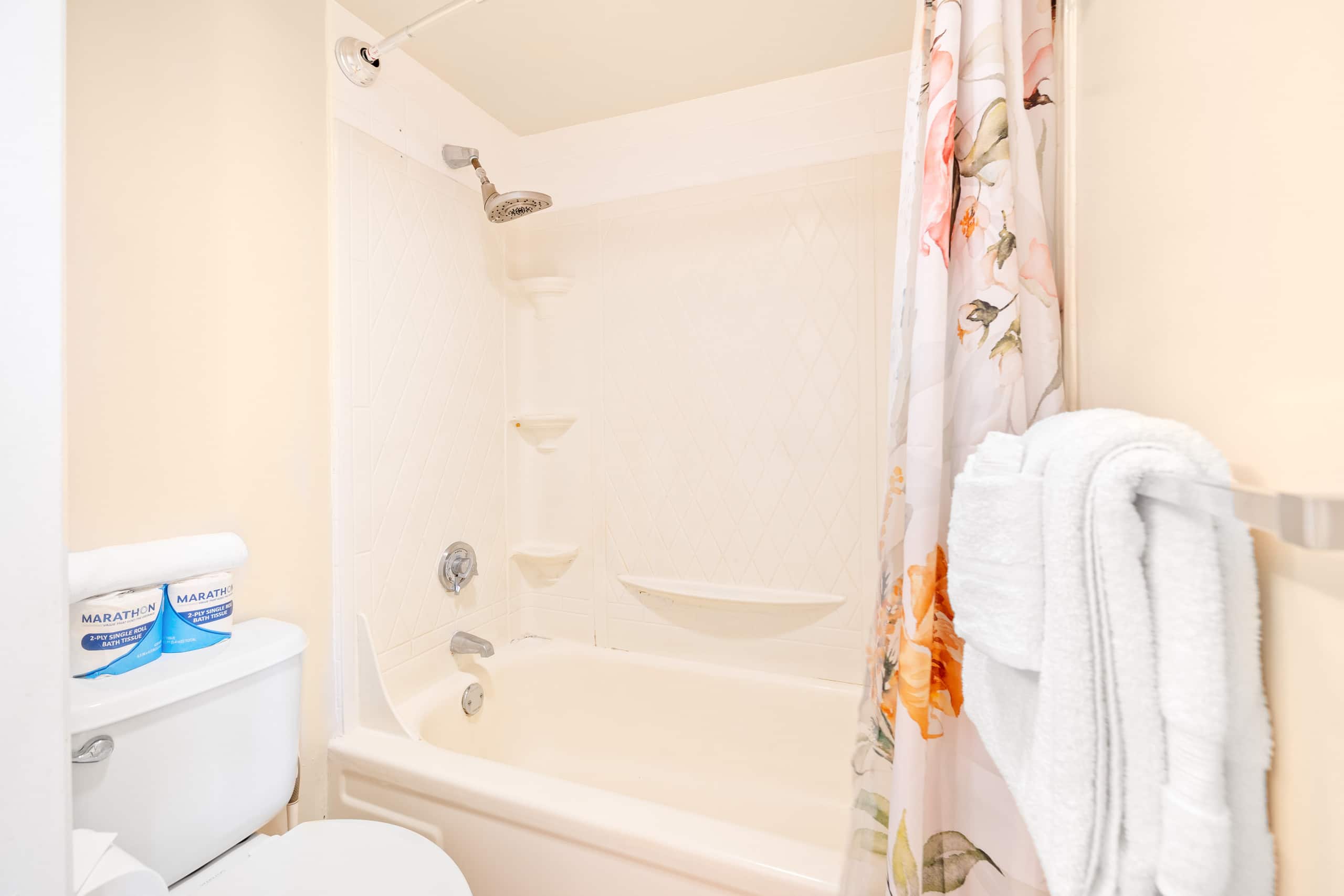 Condo in Honolulu · ★4.54 · 1 bedroom · 1 bed · 1 private bath - Image 12