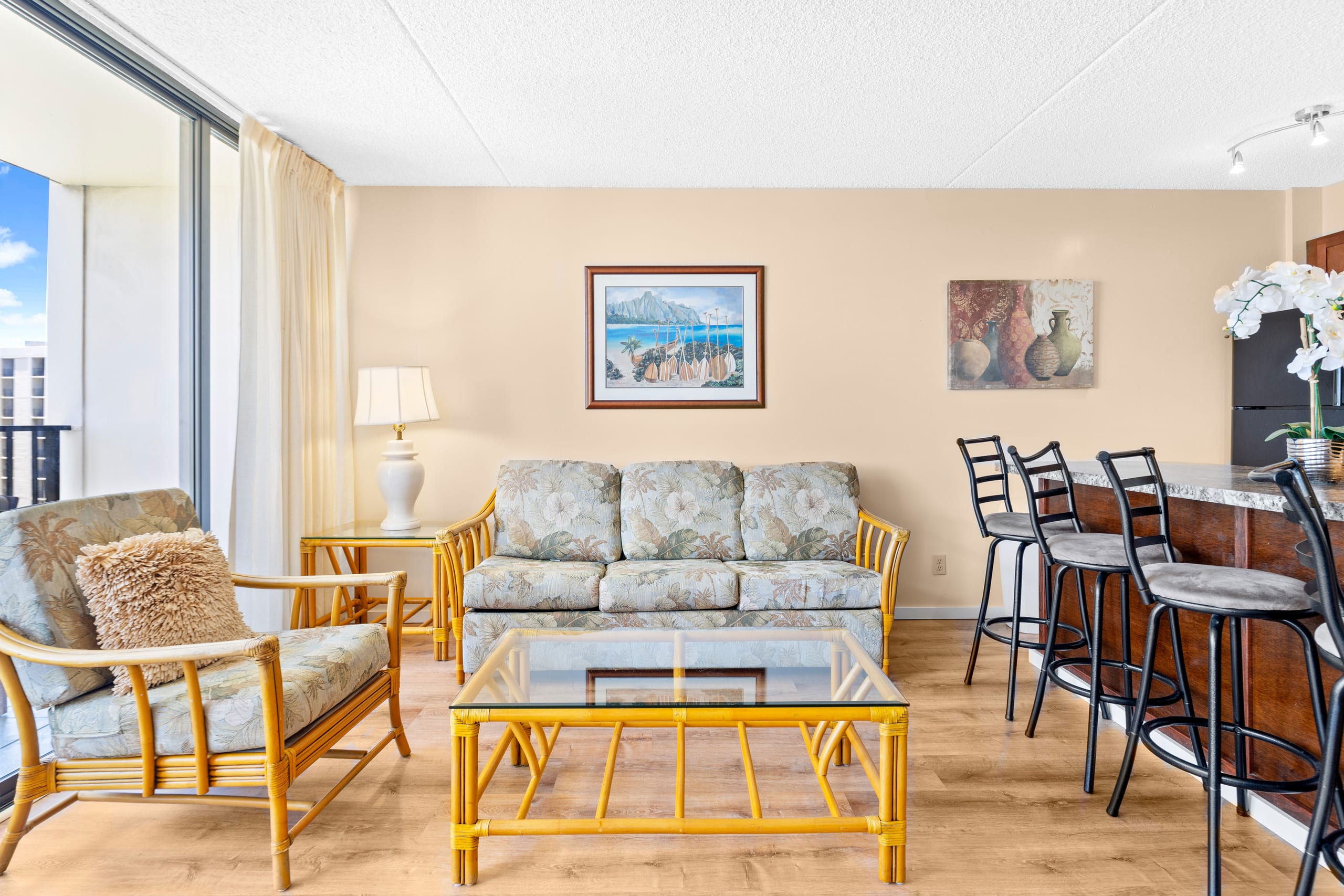 Condo in Honolulu · ★4.54 · 1 bedroom · 1 bed · 1 private bath - Image 4