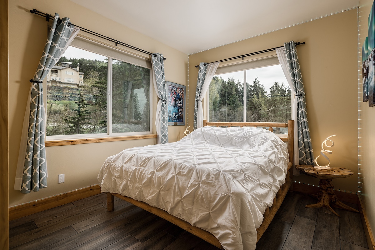 לחוות את חדר Iditarod, שבו האווירה פוגשת הרפתקה. להתענג על הפיתוי של אורות LED מדהימים שליד המיטה ונורות LED סוחפות המקיפות את הקירות. השילוב הייחודי הזה של נוחות ואסתטיקה מבטיח שהייה בלתי נשכחת.