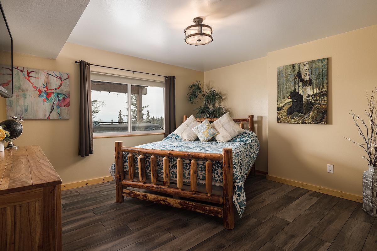 להתפנק בתוך סוויטת קריבו. להתענג על שפע של מיטת עץ בגודל קווין סייז, שידה בגודל נדיב, ויצירות אמנות שובת לב של אלסקה. כל פרט משדר יוקרה, ומציע לכם שהייה של עושר ותחכום שאין כמותם.