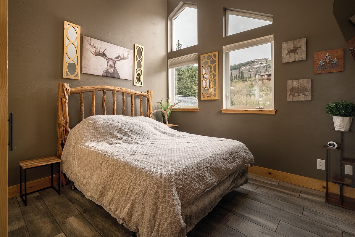 הכירו את חדר המוס, חוף מבטחים כפרי. מעוטר ביצירות אמנות מפוארות ומראות קיר ייחודיות. תיהנו מלילה נינוח על מיטת קווין סייז, ארון מלא וטלוויזיה חכמה. 