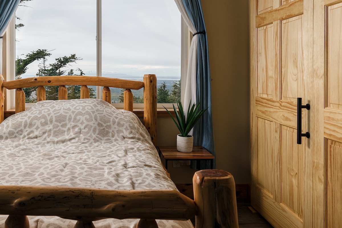 ברוכים הבאים לסוויטת Polar Bear, שבה היוקרה פוגשת את הטבע. ליהנות מנופים מרהיבים של נוף עירוני, ארון מרווח בגודל מלא ומיטת קווין סייז נוחה. ההיתוך הייחודי הזה של קסם ונוחות מציע שהות בלתי נשכחת.