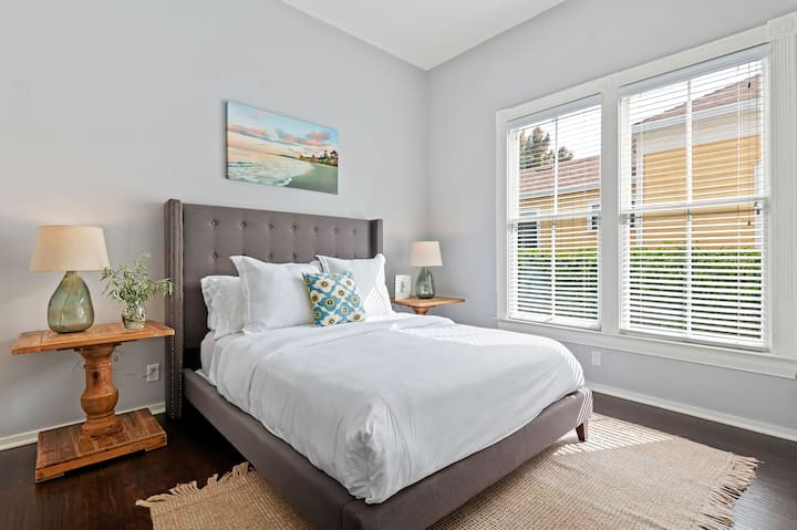 Primary bedroom with a queen bed 