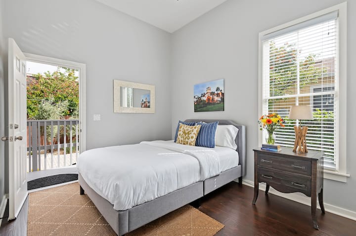 Second bedroom with queen bed