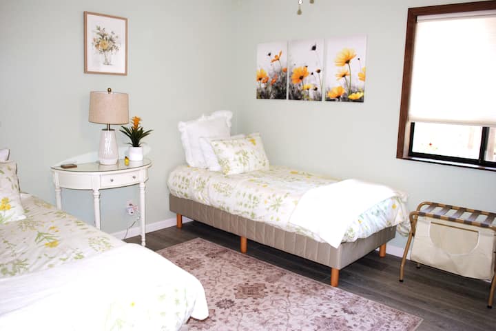 ห้องนอน 2 - รังพฤกษศาสตร์แสนหวานของเราพร้อมเตียงแฝดขนาด 2 - XL และเมมโมรี่โฟมคู่ขนาด XL อีกตัวพับเก็บได้/เครื่องนอนและตู้เสื้อผ้าในตู้เสื้อผ้า