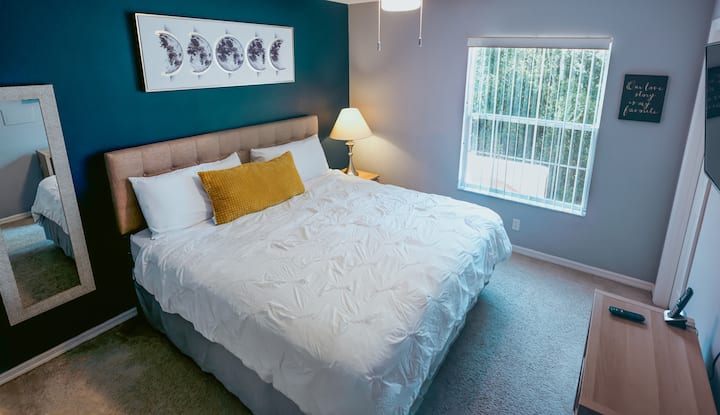 Doživite veličanstvenost naše glavne spavaće sobe, ukrašene mirnim bojama i umirujućim ukrasima. Osmišljen za vrhunsku udobnost, osigurava mirne noći mirnog sna. Besprijekorno čist i pažljivo praktičan, ovaj prostor obećava ugodan boravak.