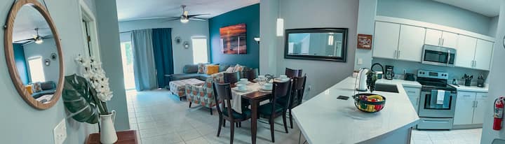 Prostran prostor otvorenog koncepta u koji se savršeno stapaju kuhinja, blagovaonica i dnevni boravak. Uz osjećaj zajedništva, meke nijanse i minimalistički ukrasi stvaraju topao i privlačan ambijent za obiteljski užitak.