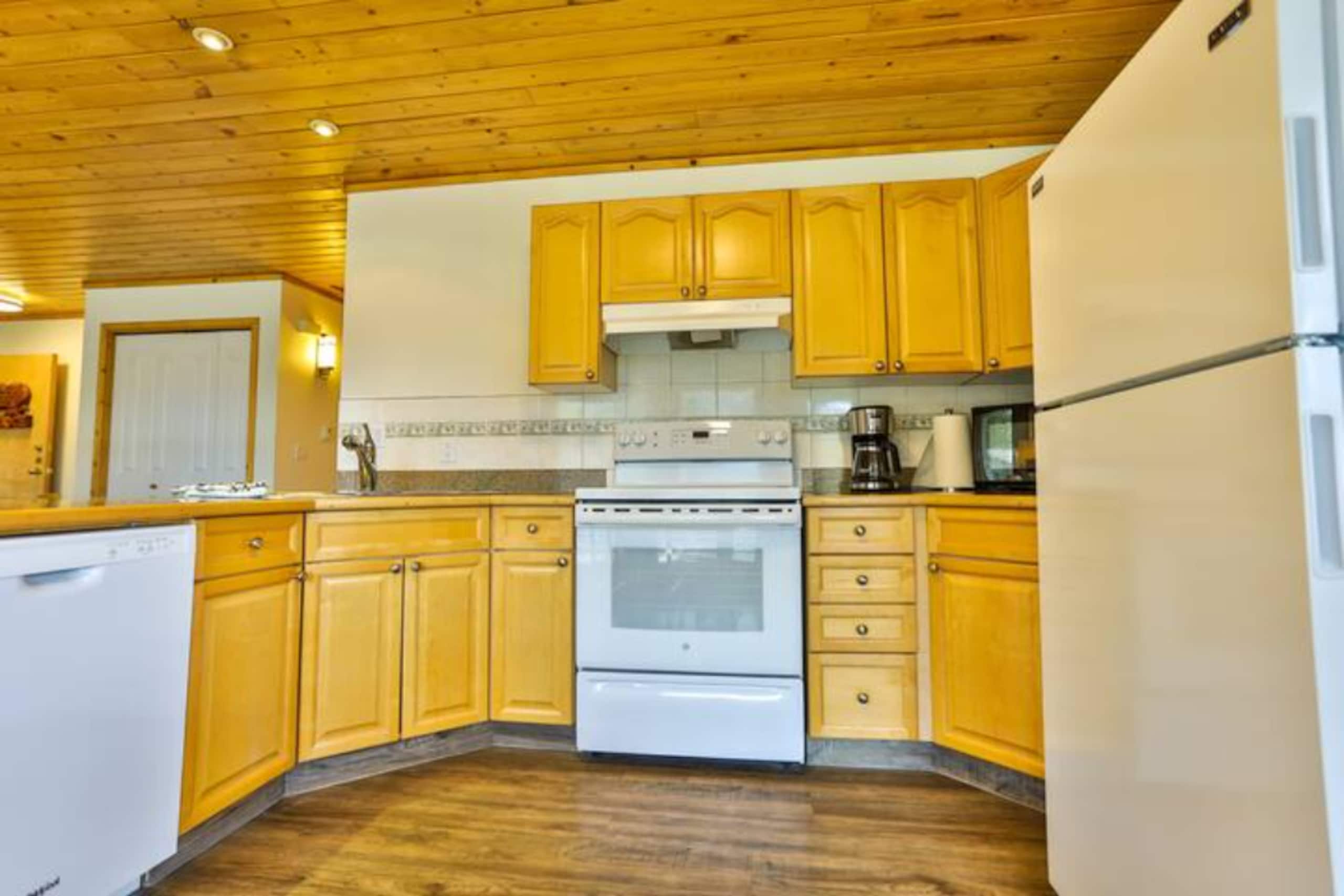 Pine Lodge | Updated | Top Floor | Hot Tub Access - Photo 17