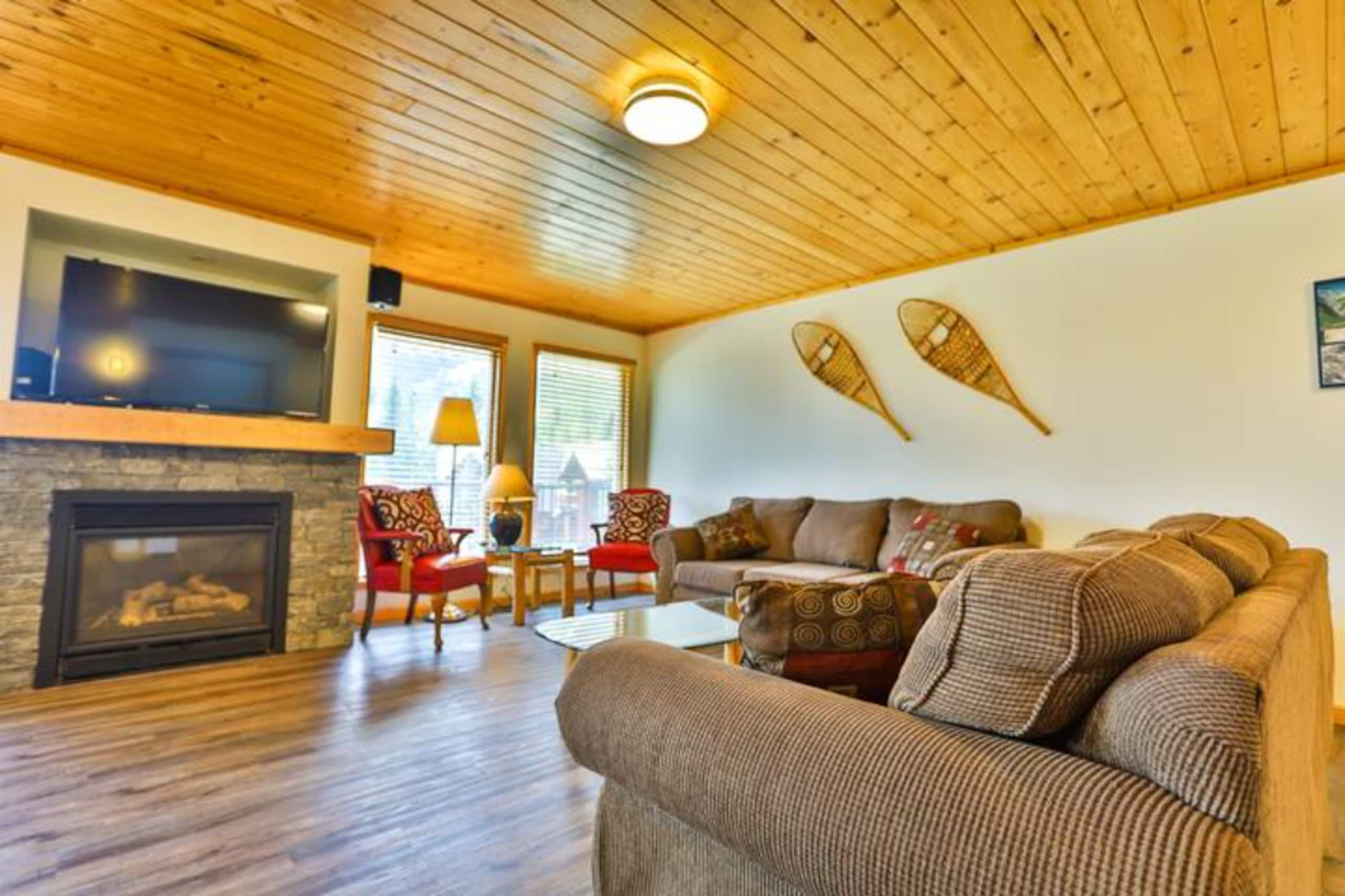 Pine Lodge | Updated | Top Floor | Hot Tub Access - Photo 11