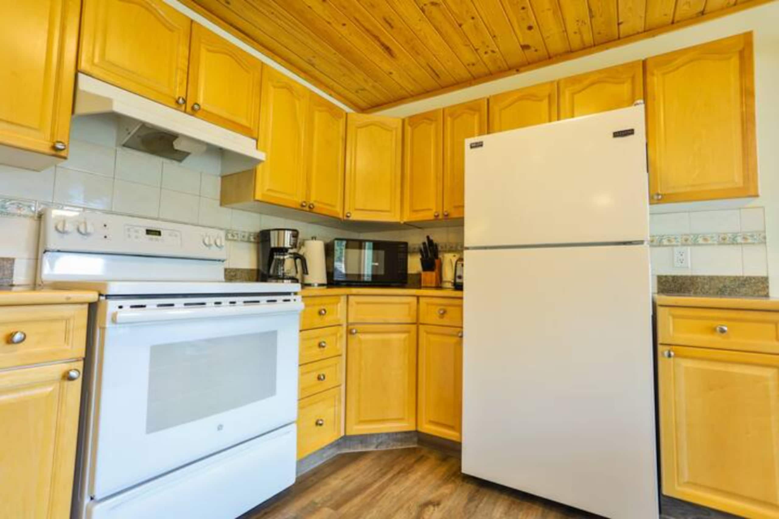 Pine Lodge | Updated | Top Floor | Hot Tub Access - Photo 18