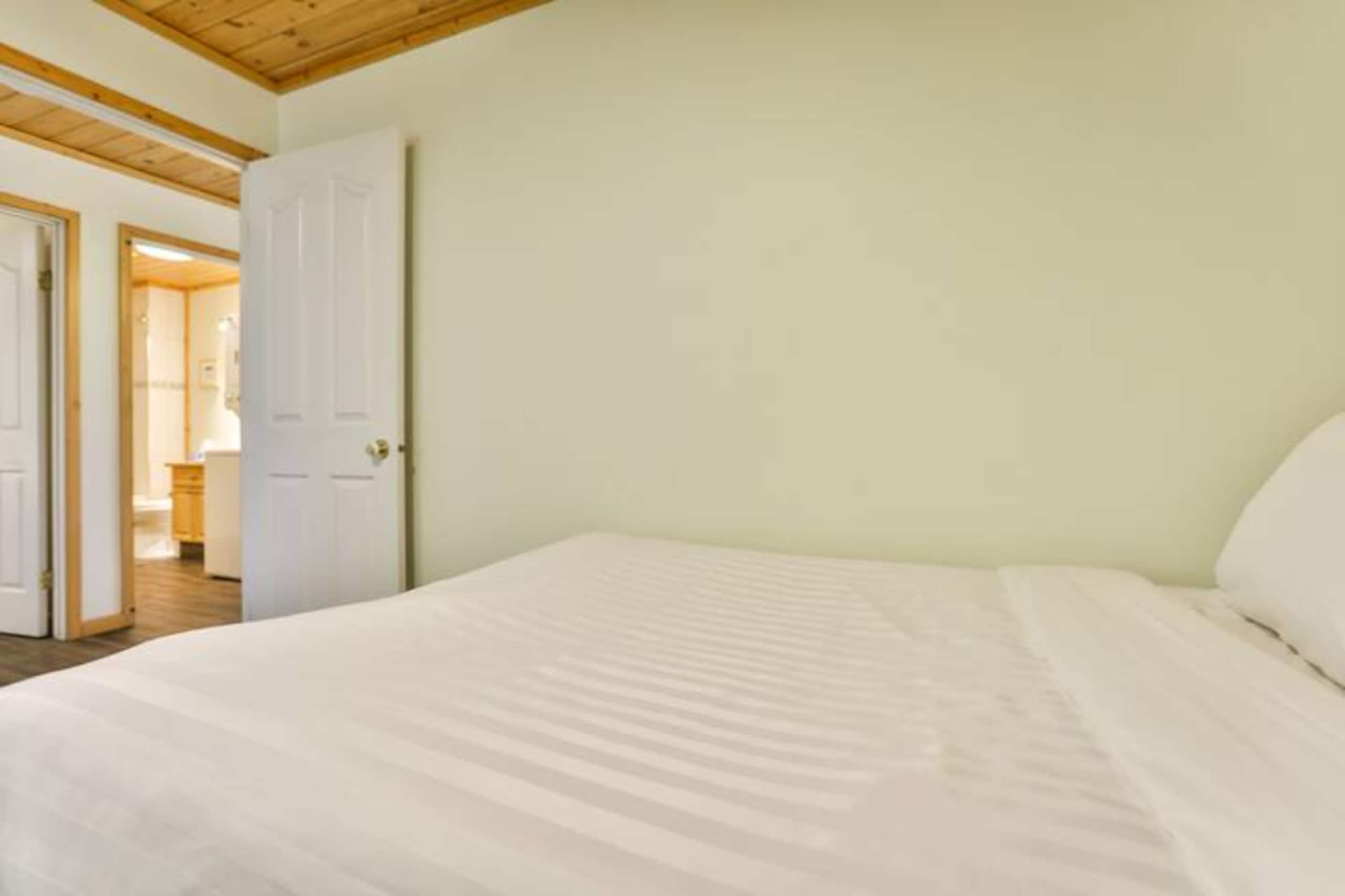 Pine Lodge | Updated | Top Floor | Hot Tub Access - Photo 27