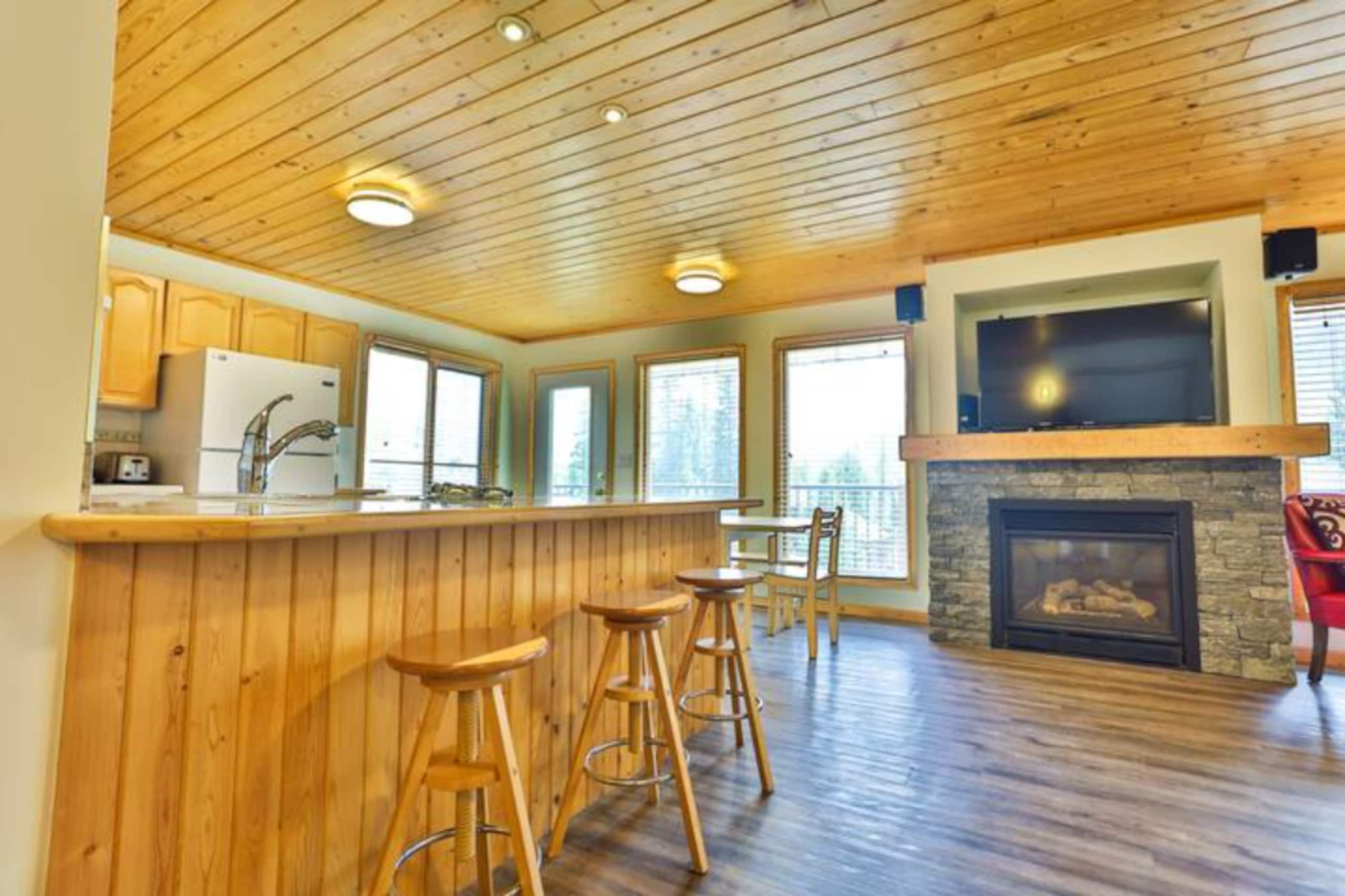 Pine Lodge | Updated | Top Floor | Hot Tub Access - Photo 12