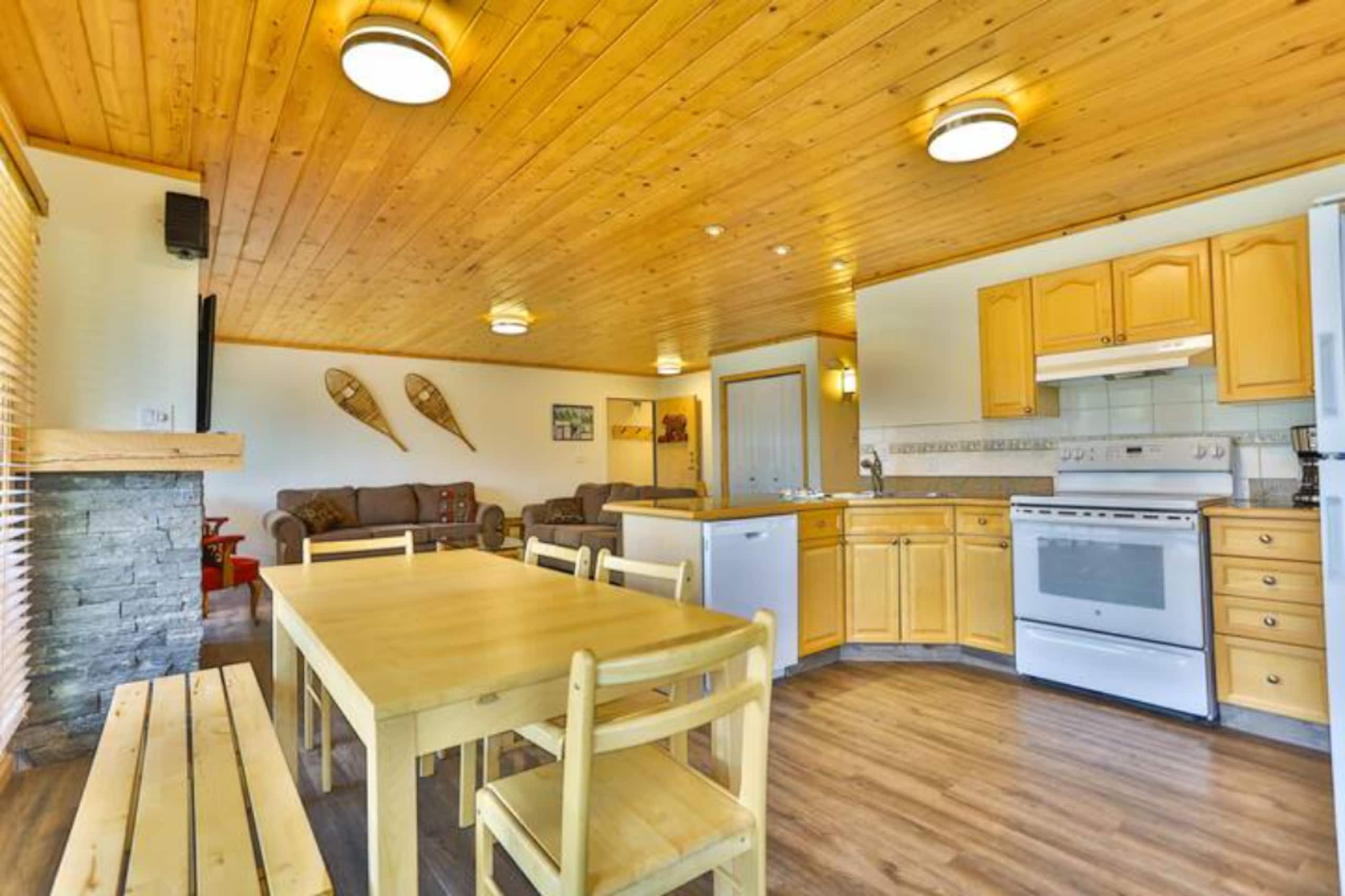 Pine Lodge | Updated | Top Floor | Hot Tub Access - Photo 4